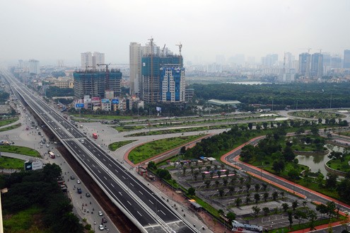Nơi giao cắt với điểm đầu của Đại lộ Thăng Long và điểm cuối đường Trần Duy Hưng.